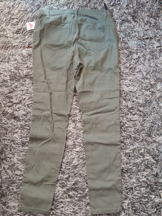 Spodnie z przetarciami dziurami khaki