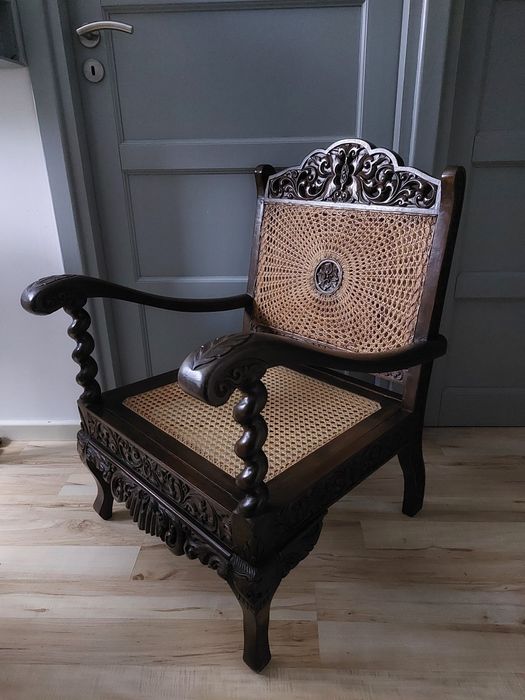 fotel kolonialny drewniany rzeźbiony z rafią plecionką wiedeńską