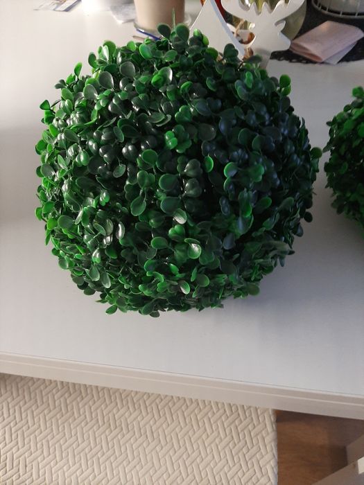 Kule ze sztucznego bukszpanu