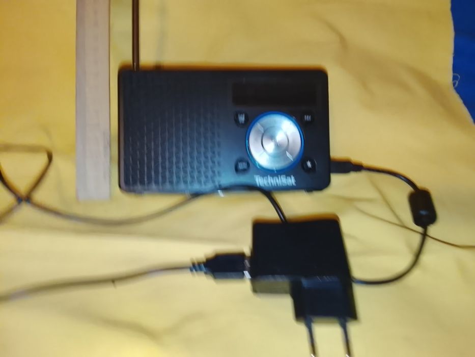 Радиоприемник цифровой. Отлично работает. Сеть- батарейки