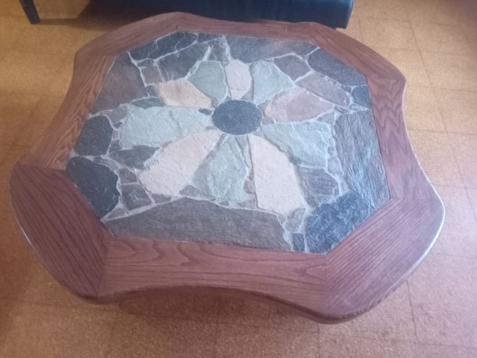 Mesa linda madeira e pedras