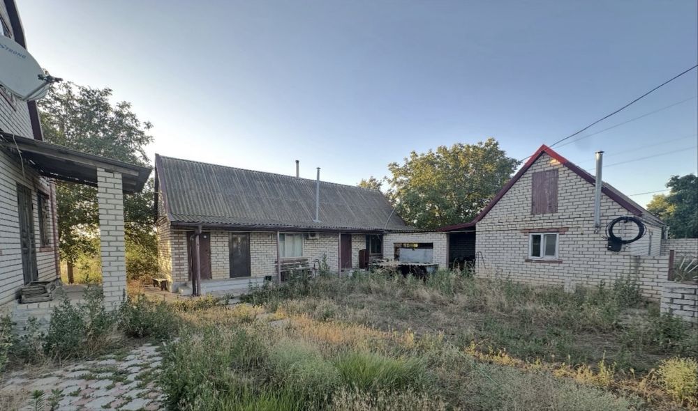 Будинок з укриттям на ділянці 25 сот