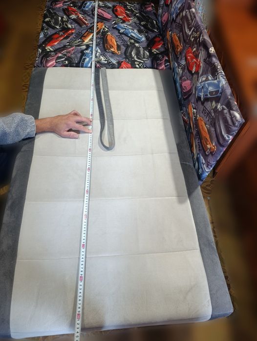 Кровать ,диванчик.