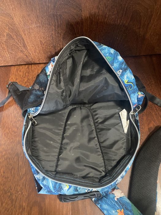 Mochila azul com estampa de cães