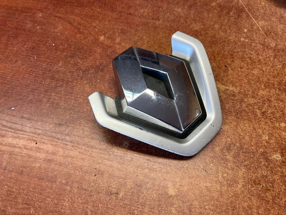 RENAULT MEGANE III ZNACZEK W MASKĘ LOGO EMBLEMAT PRZÓD 628950001R TED69 TERNR