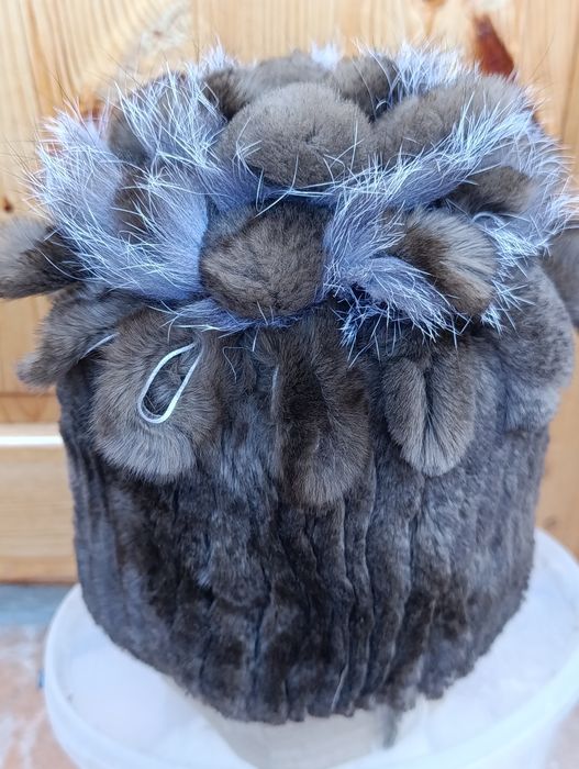 Зимова натуральна якісна жіноча шапка.
