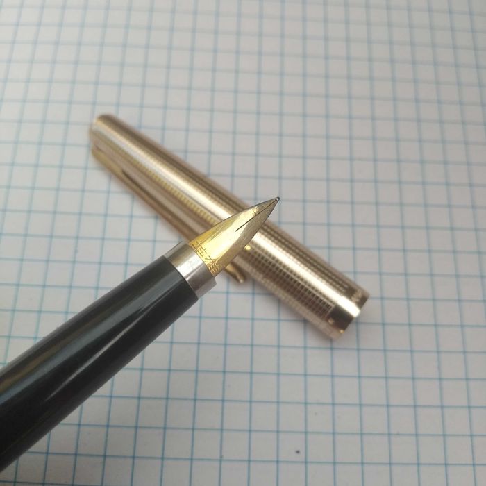 Ручка з золотим пером