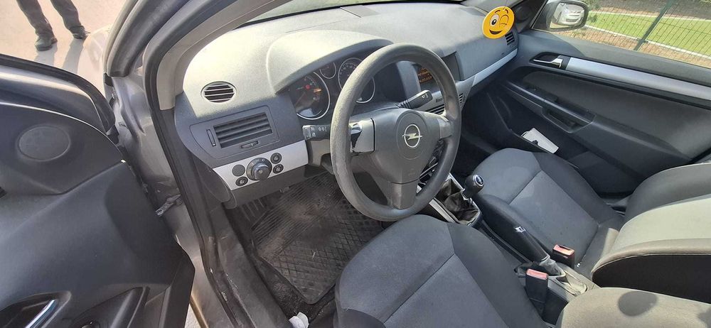 Opel Astra rocznik 2005 uszkodzony