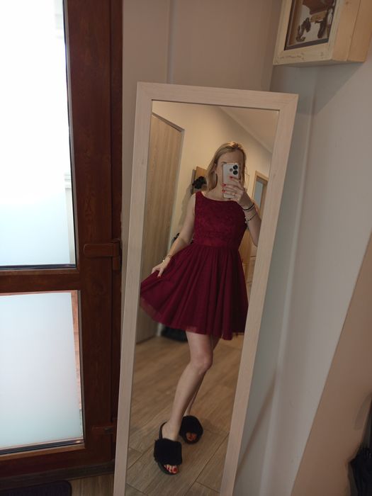 Piękna bordowa sukienka