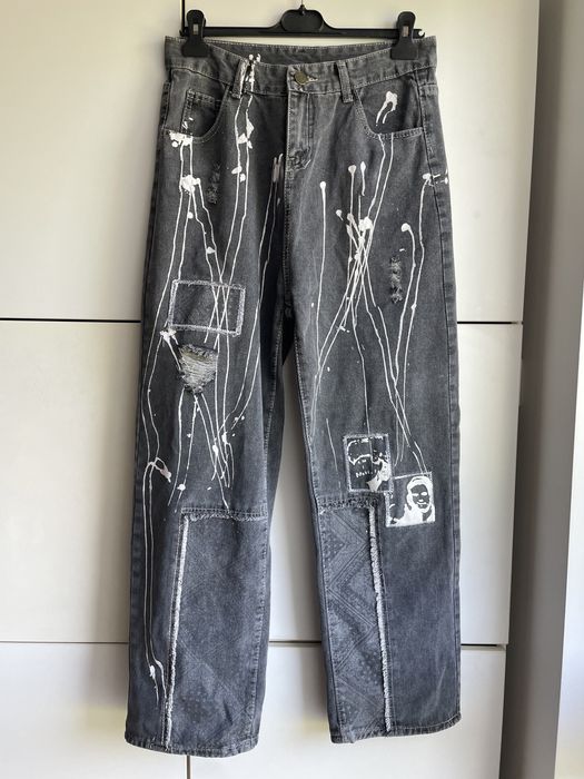 Luźne baggy szare jeansy z dziurami i nadrukiem