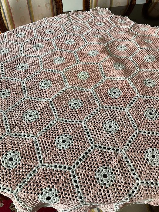 Encantadora toalha de mesa em renda, feita à mão