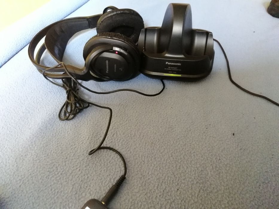 Słuchawki  bezprzewodowe PANASONIC RF radiowe RP-WF 820 zasilacz stacjonarne nadajnik ładowarka