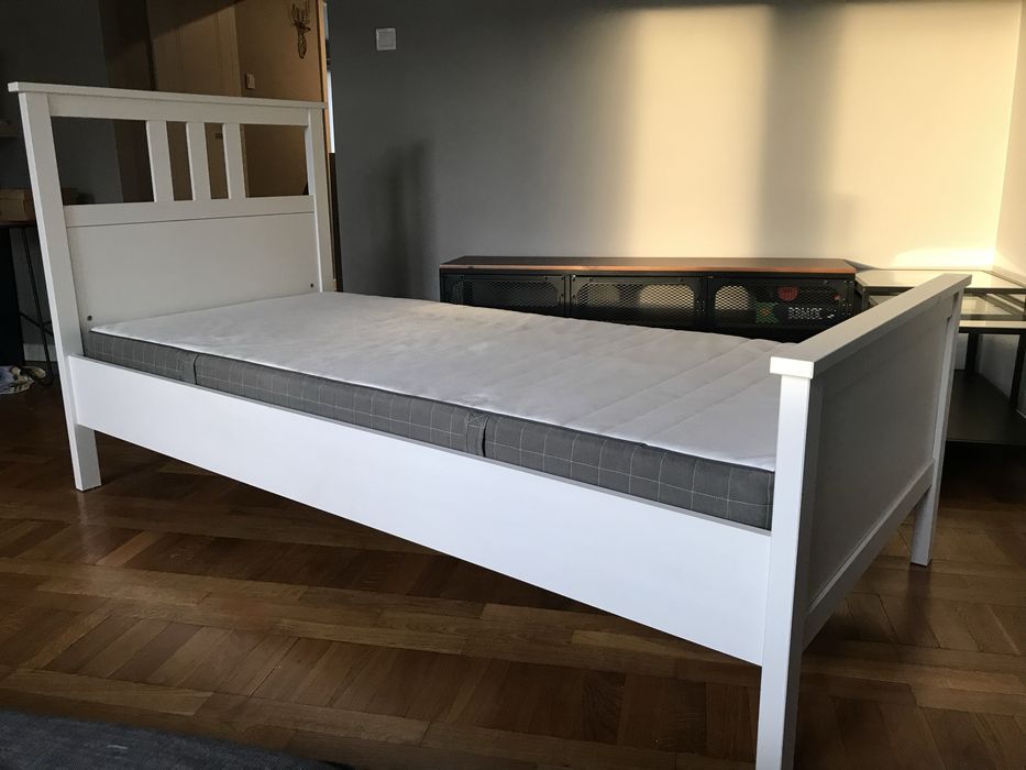 Białe łóżko IKEA Hemnes w komplecie z materacem