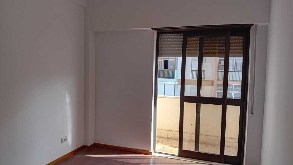 Apartamento T3 remodelado para arrendar em Setúbal