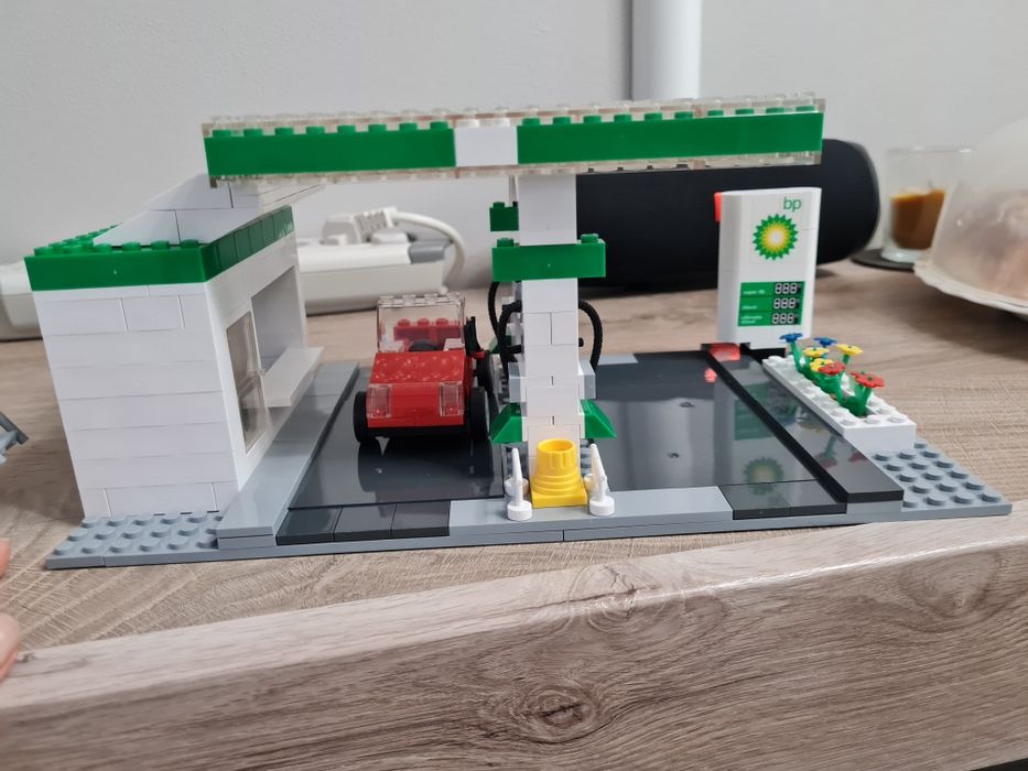 Cobi stacja paliw BP oraz cysterna
