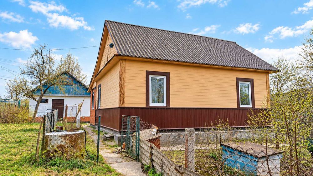 Продам будинок, гараж, земельну ділянку в смт.Клевань, Рівненський район.