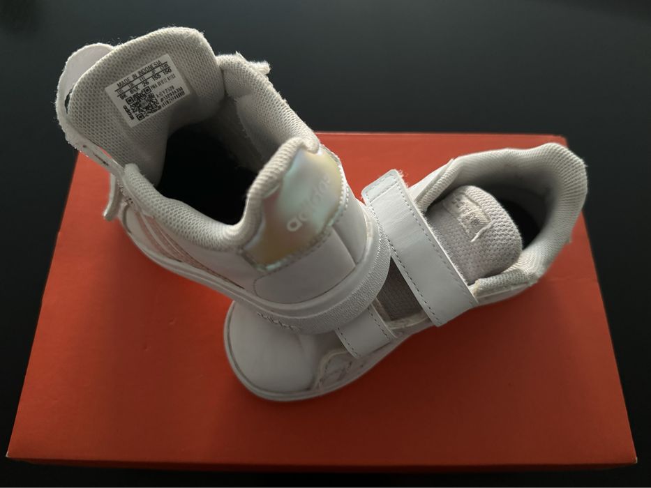 Sapatilhas Adidas tamanho 26