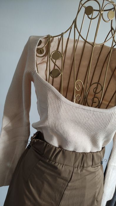 Sweter w prążek dekolt kwadrat