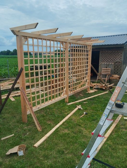Huśtawka ogrodowa lub pergola