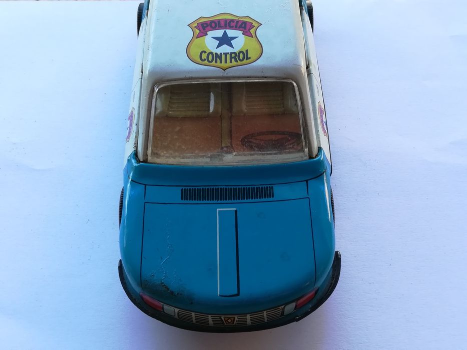 Carro de polícia, em metal / folha