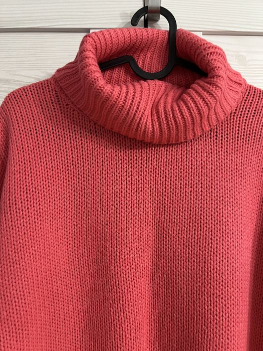 Neonowo różowy sweter z golfem