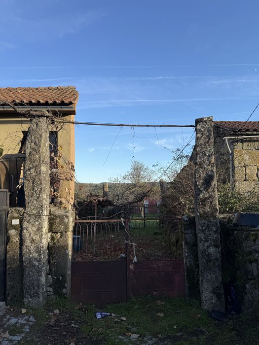 Casa em ruínas para reconstruir
