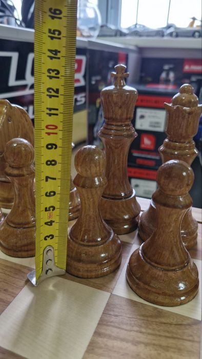 Шаховий стіл з фігурами (шахи, шахматы).