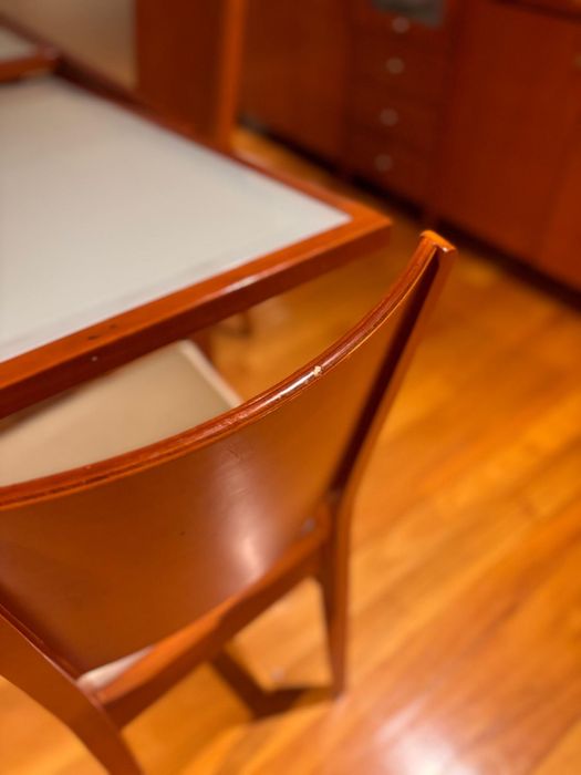 Conjunto mesa, cadeiras e aparador