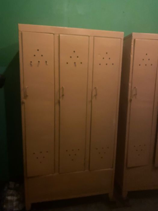 Шкафи металеві для одягу, битовка