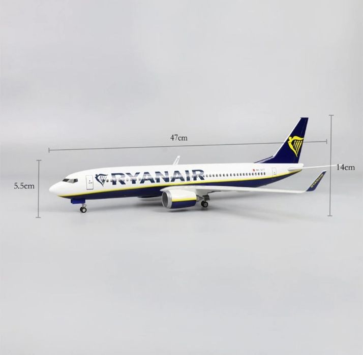 Ryanair Boeing 737-800 com luzes led na cabine, escala 1/067