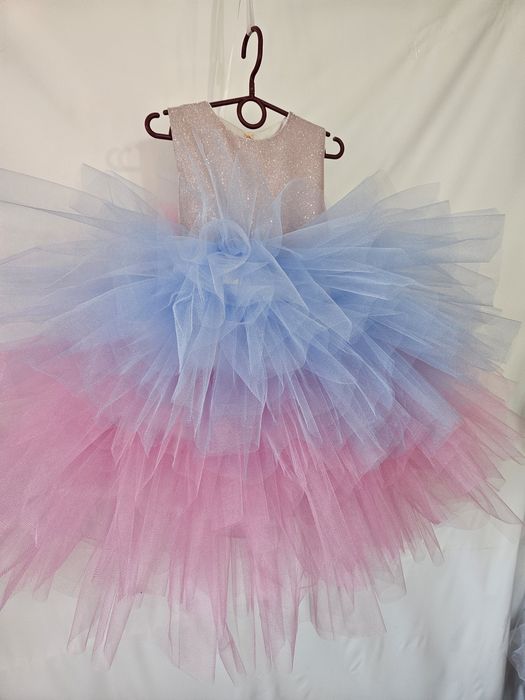 Платье на девочку 5-6 лет нарядное пышное фатиновое блестящее с бантом