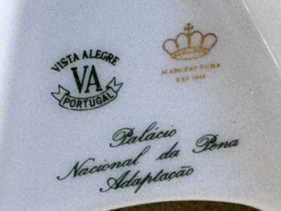 Lindo marcador de lugar em porcelana Vista Alegre brasonado e marcado