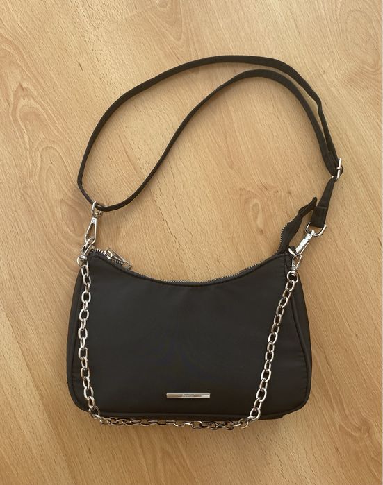 mala preta com corrente