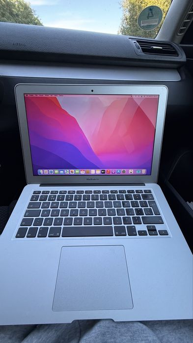 MacBook Air (ostatni z serii ze swiecacym jabulkiem)