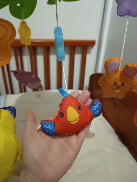 Karuzela do łóżeczka z projektorem gwiazd