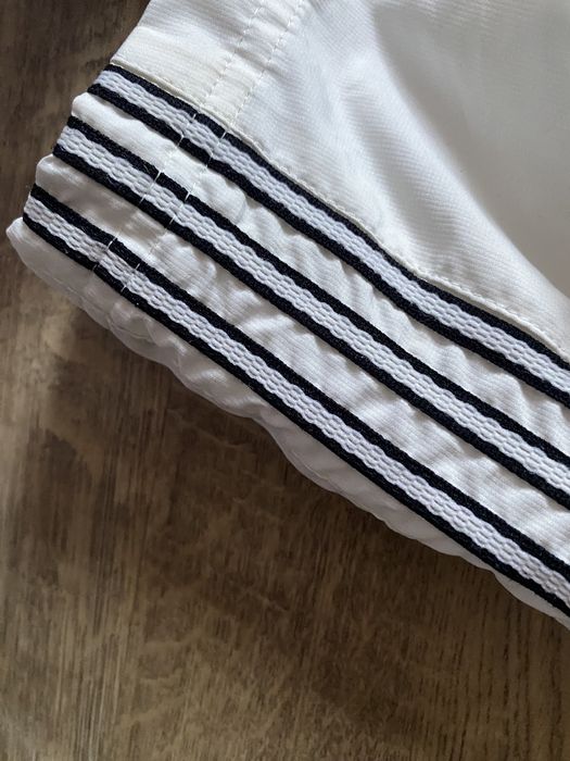 białe spodnie sportowe dresy adidas