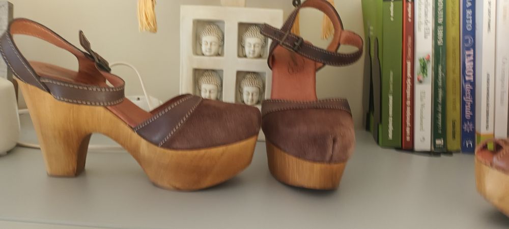 Conjunto de pares socas com salto em madeira