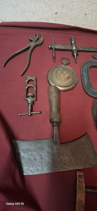 Várias ferramentas e utensílios antigos