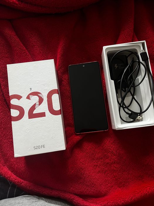 Продаю телефон Samsung s20fe