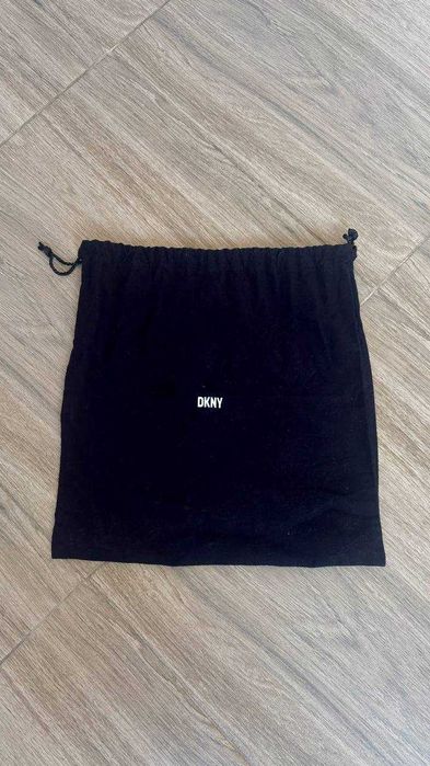 Продаю жіночу шкіряну сумку DKNY