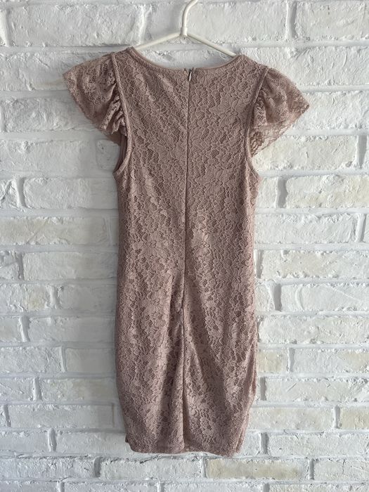 Sukienka z falbaną koronkowa pudrowy róż Mohito XS