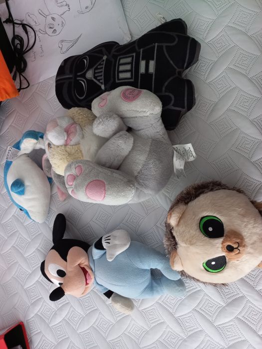 Vários peluches usados