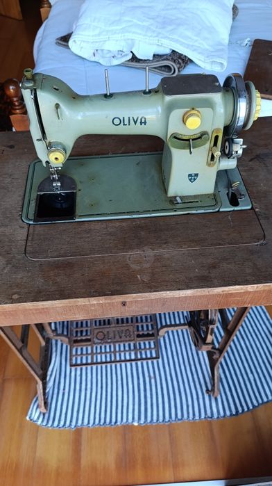 Máquina costura oliva