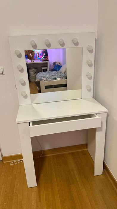 Toaletka z lampkami led i szuflada