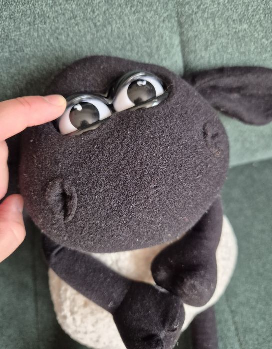 Owca, baranek Shaun (wysokość ok. 37 cm).