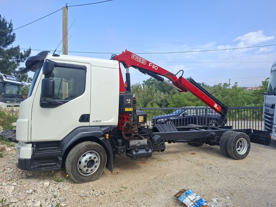 Volvo FL240 com grua
