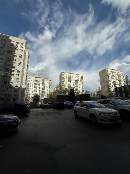 Мстислава Скрипника вул., 40. Продам офіс зі своїм окремим входом. Терміново!
