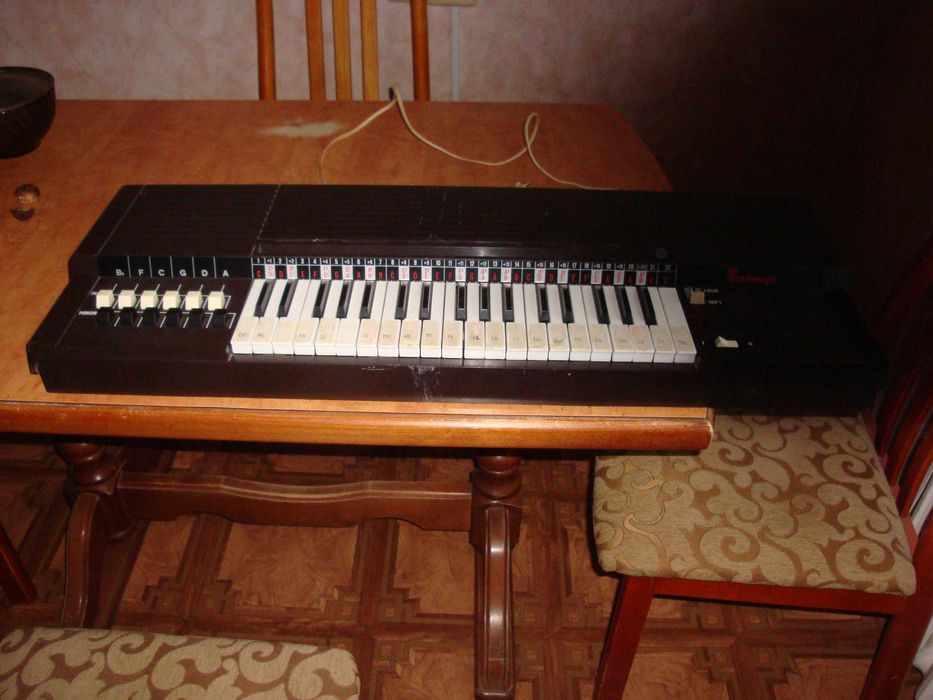 Электроорган Bontempi B 12 (Италия) рабочий,раритет,приятный звук,хорошее состояние