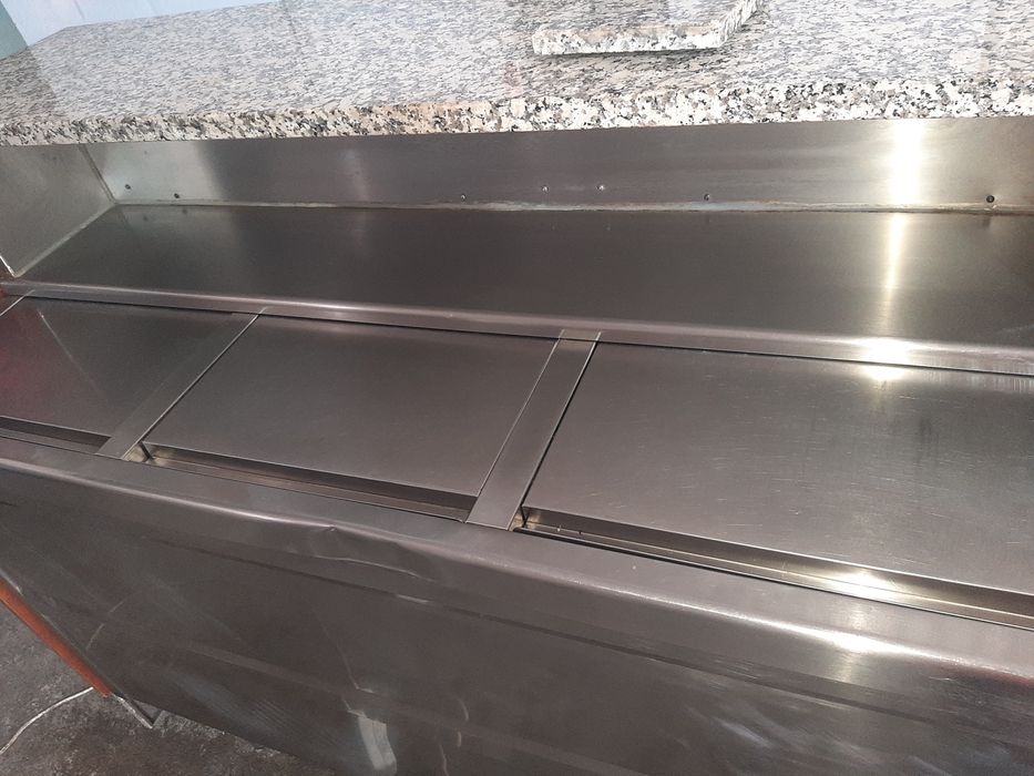 Vitrine refrigerada e balcao frio