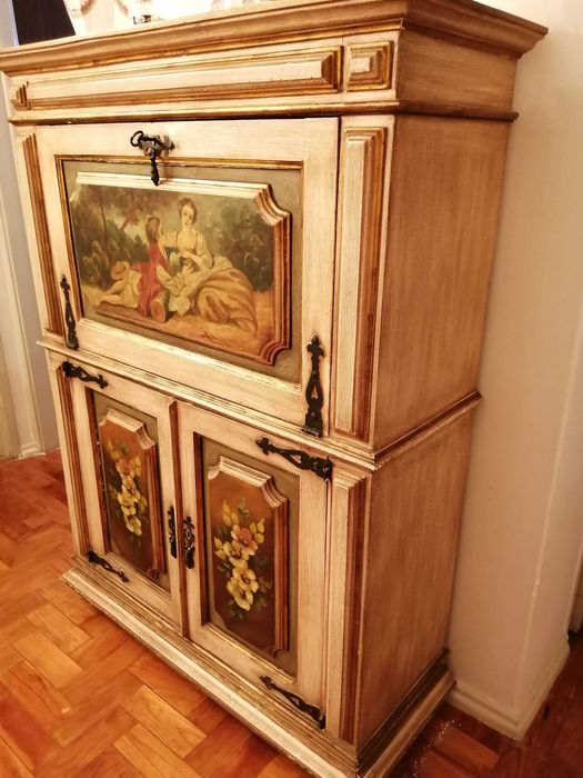 Móvel Antigo Pintado à Mão